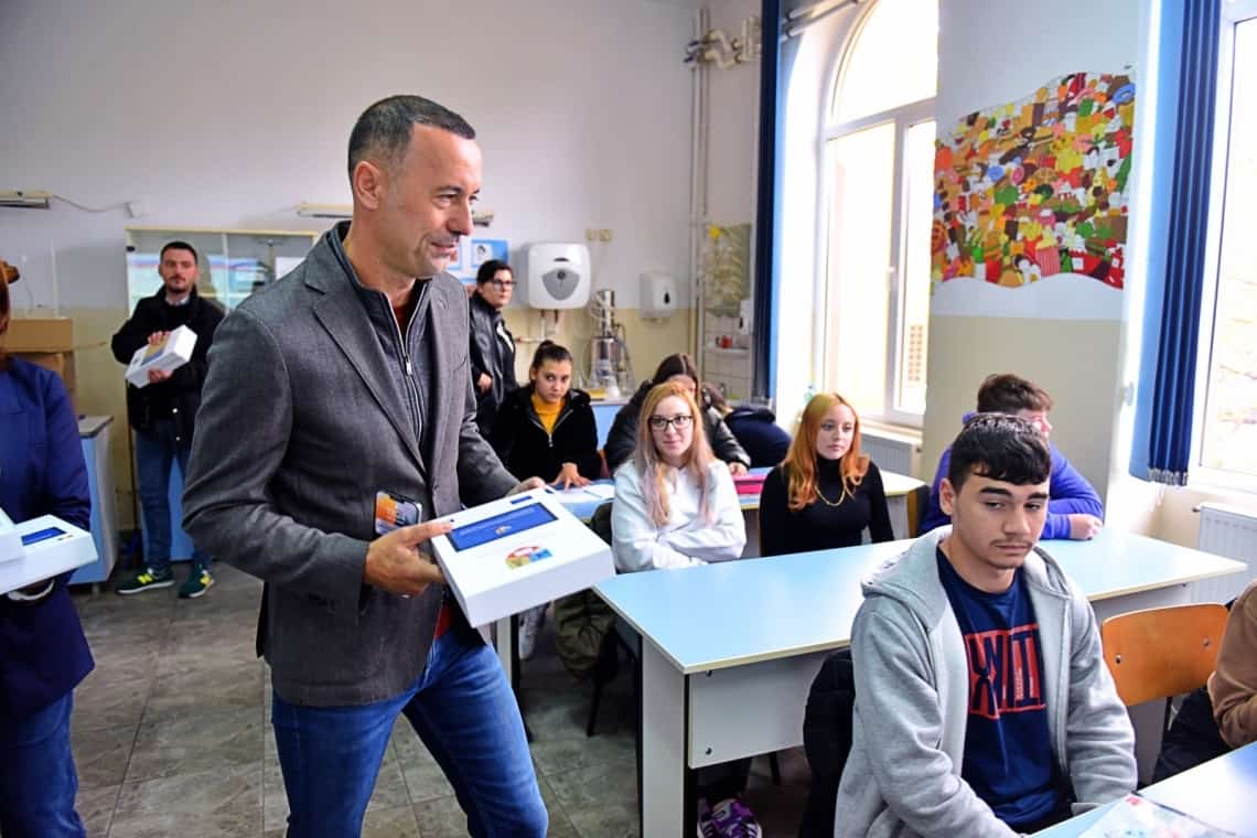 Penibil! Președintele CJ Prahova, liberalul Iulian Dumitrescu, se laudă că a distribuit ”tabletele pandemiei” în școli la final de 2022!