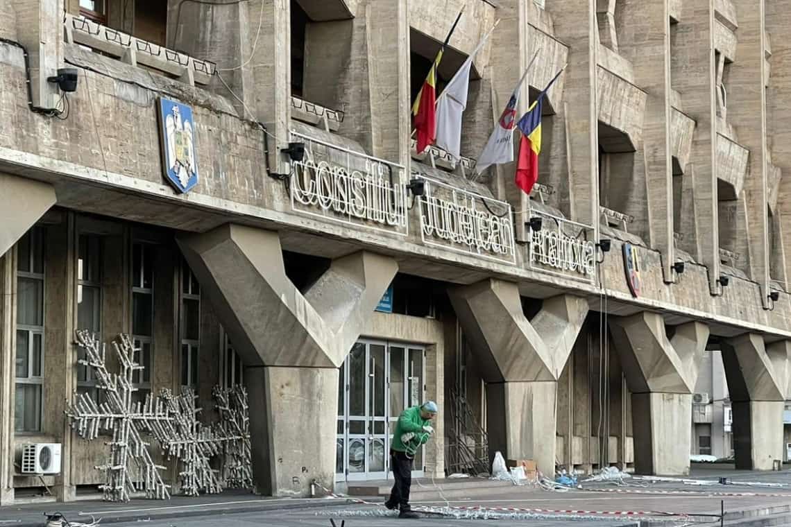 Criză?/ Aveți idee cât plătește Consiliul Județean Prahova pentru iluminatul ornamental de pe Palatul Administrativ, de Sărbători?