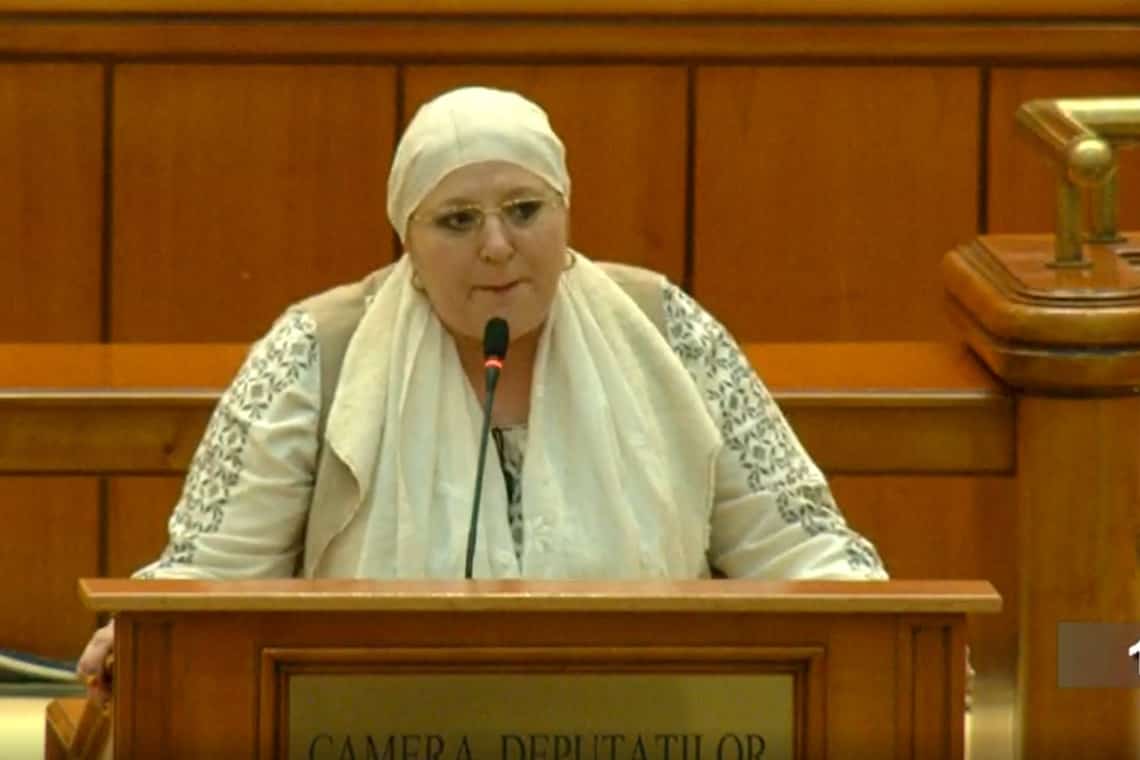 Senatorul Diana Șoșoacă, în ședința solemnă de Ziua României: ”Cred în Dumnezeu și îl rog să mântuiască neamul românesc!”