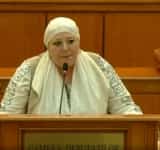 Senatorul Diana Șoșoacă, în ședința solemnă de Ziua României: ”Cred în Dumnezeu și îl rog să mântuiască neamul românesc!”