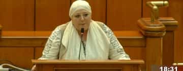 Senatorul Diana Șoșoacă, în ședința solemnă de Ziua României: ”Cred în Dumnezeu și îl rog să mântuiască neamul românesc!”
