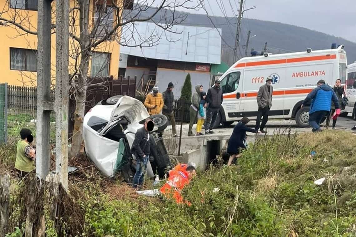 Un autoturism s-a făcut praf după ce s-a răsturnat într-un șanț și s-a izbit de un copac, în comuna Vărbilău