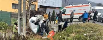 Un autoturism s-a făcut praf după ce s-a răsturnat într-un șanț și s-a izbit de un copac, în comuna Vărbilău