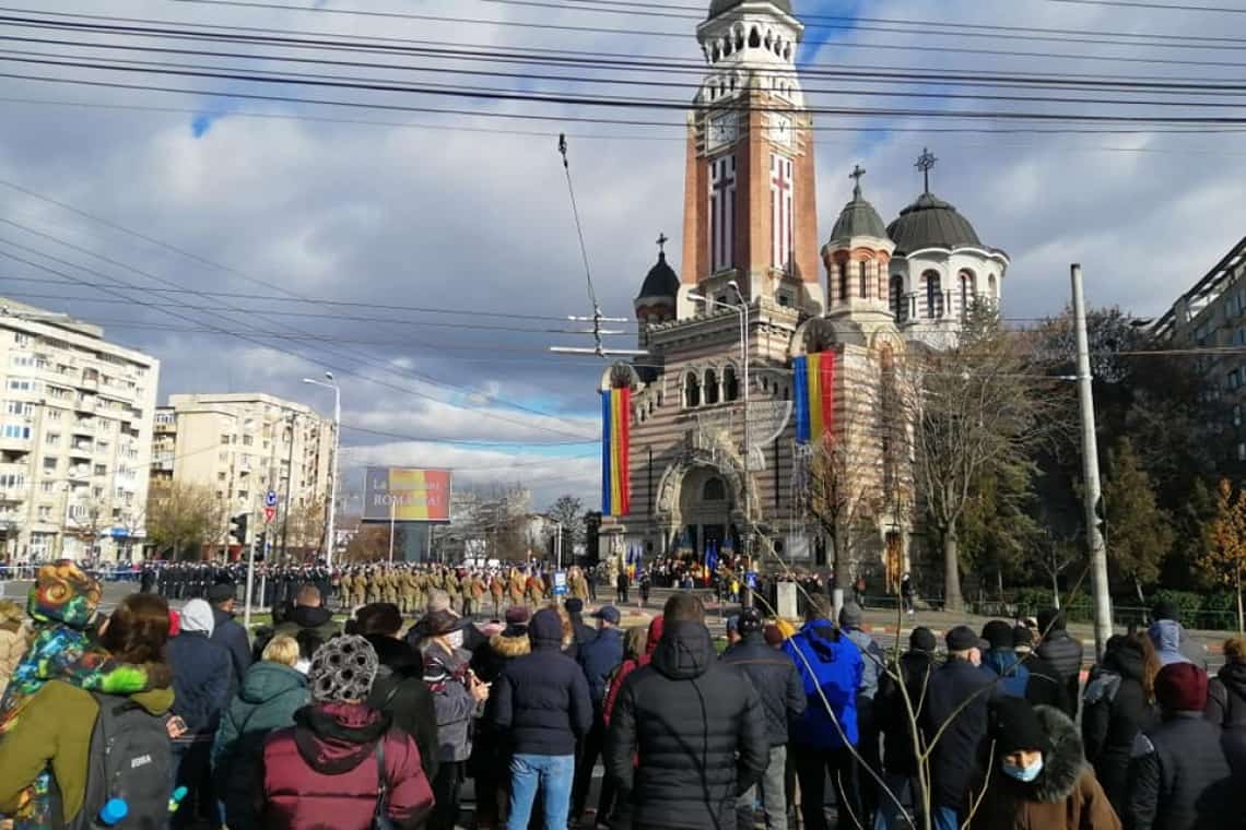 Mâine, de 1 Decembrie, la Ploiești - paradă militară și expoziție de tehnică militară, mii de pahare de vin fiert și porții de fasole cu cârnați