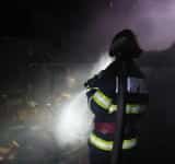 Incendiu în miez de noapte într-o gospodărie din Pietroșani. Au ars și două solarii
