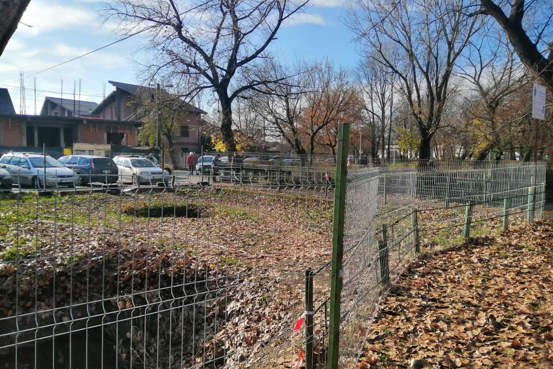 Deci, se poate!/ Primăria Ploiești a împrejmuit cu un gard podul vechi din zona Obor în care se află un crater imens, prin care se văd apele Dâmbului