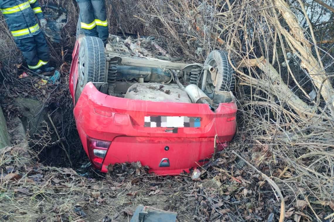 Autoturism răsturnat pe plafon în comuna Sângeru. Șoferul a ajuns la spital
