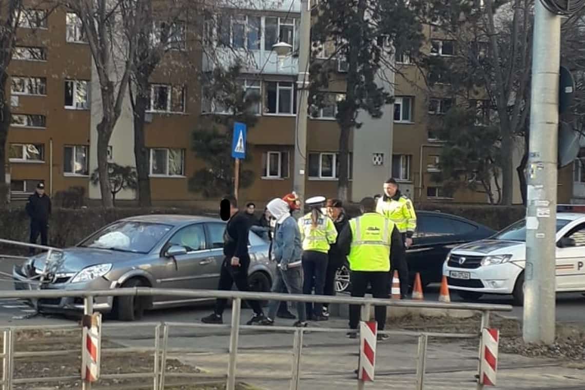 Patru persoane au ajuns la spital, după ce autoturismul în care se aflau a intrat într-un refugiu, pe Șoseaua Vestului