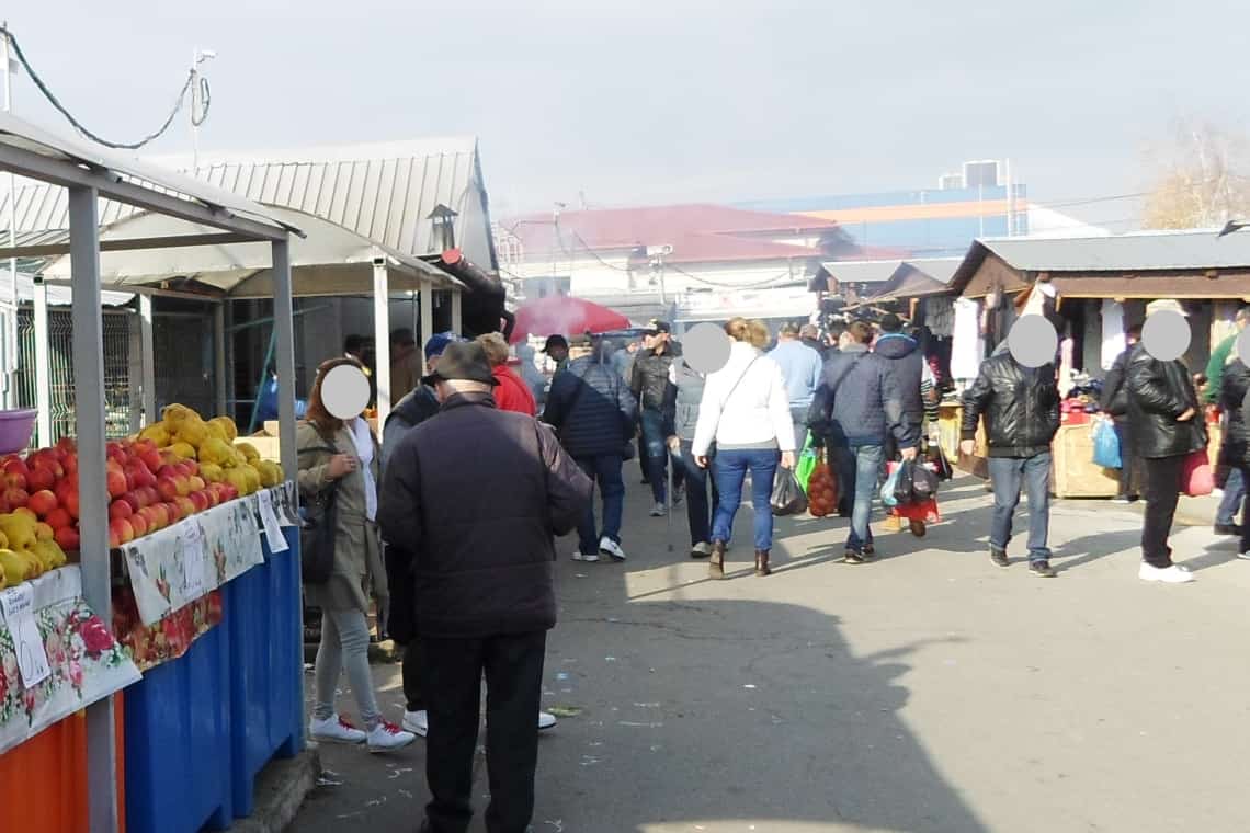 Ce au găsit polițiștii, sâmbătă, în oborul ploieștean: alcool și alimente expirate, haine contrafăcute și pește fără acte de proveniență