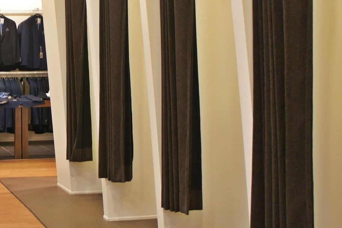 Sinăian, cercetat de polițiști pentru furtul unui telefon mobil dintr-o cabină de probă