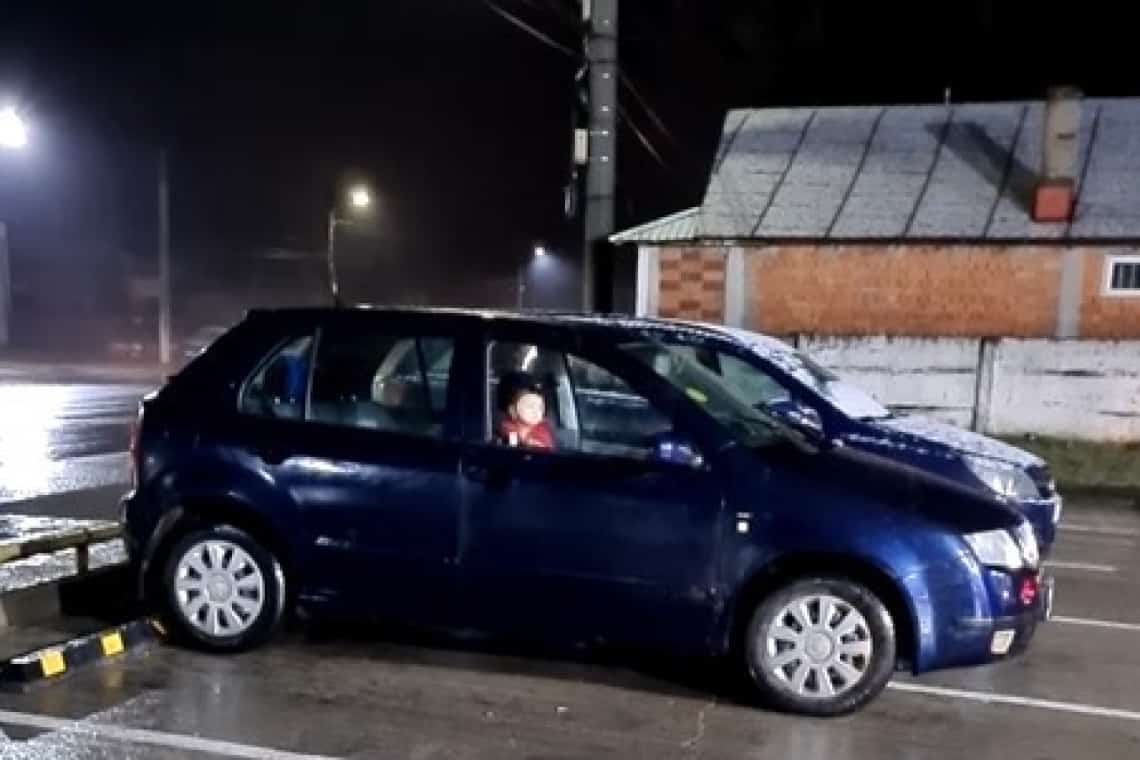 Polițiștii au intrat pe fir în cazul copilului lăsat singur în mașină, după căderea nopții, într-o parcare din Potigrafu