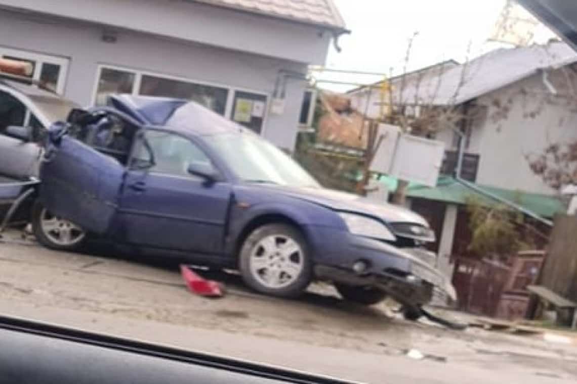 UPDATE/ Un autoturism a intrat într-o țeavă de gaze, la Valea Călugărească. Trafic restricționat pe DN1B, sensul Ploiești-Buzău