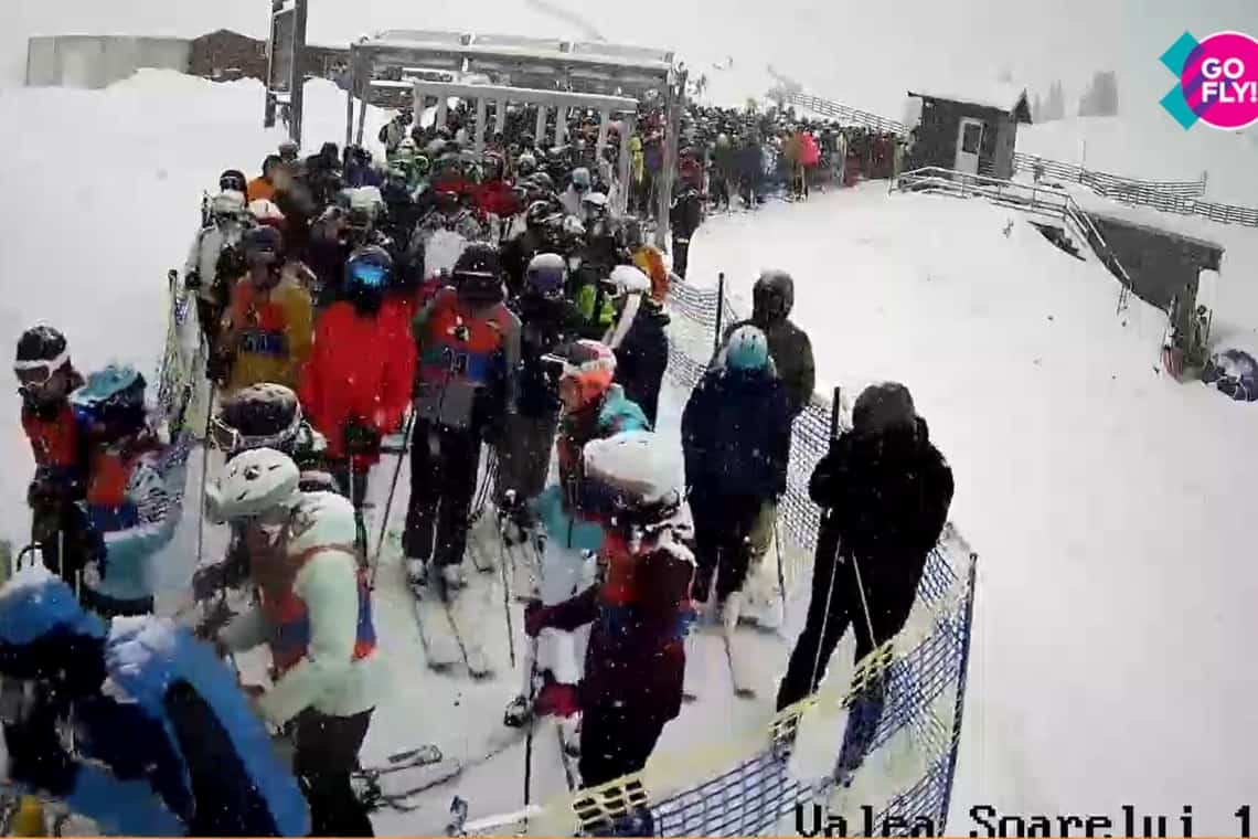 Aglomerație pe domeniul schiabil din Sinaia! Cozi impresionante la instalațiile de transport pe cablu
