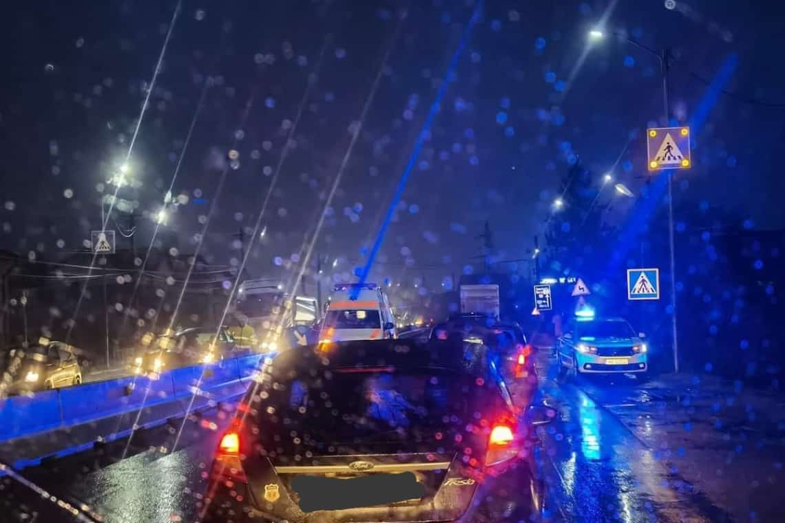 Femeie lovită de un autoturism pe DN1B, lângă Parcul Bucov