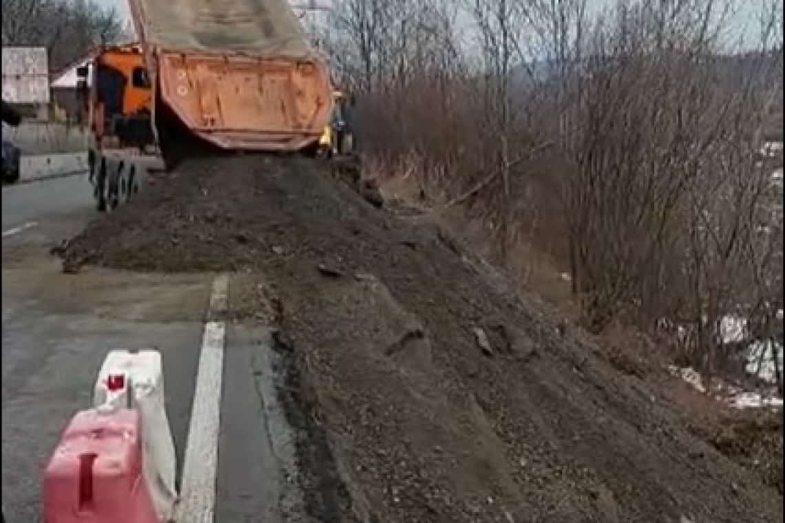 Se lucrează pe DN1, zona Breaza, unde terenul a luat-o la vale. Trafic restricționat