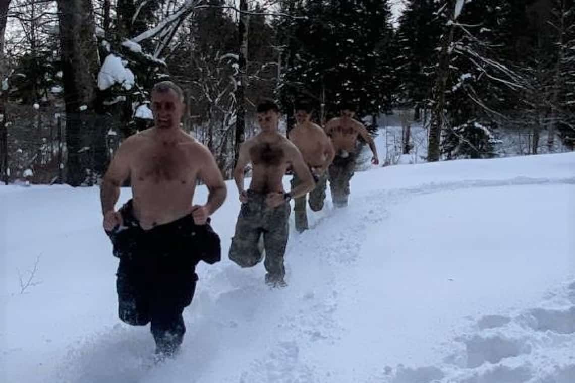 Video/ Militari americani, la antrenamente în bustul gol pe zăpadă, în Bucegi