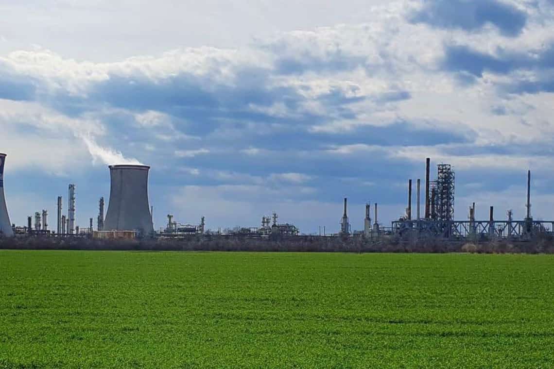 Rafinăria Petrobrazi, amendată de Garda de Mediu Prahova pentru depășiri la emisiile de hidrogen sulfurat