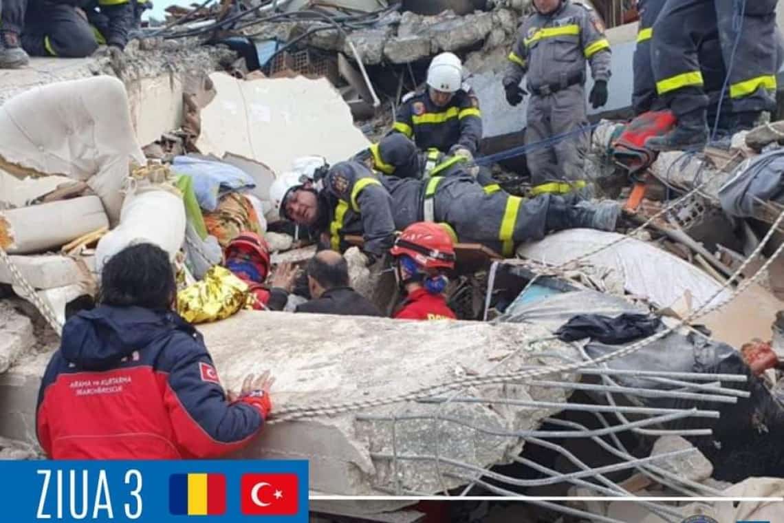 Patru persoane au fost scoase în viață de sub dărâmături de salvatorii români, în Turcia