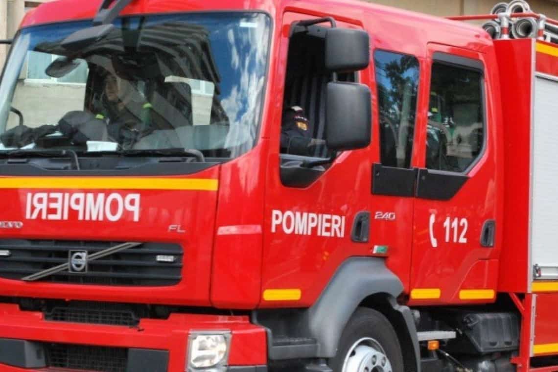 Incendiu la o hală din comuna Lipănești. Pompierii intervin cu două autospeciale de stingere
