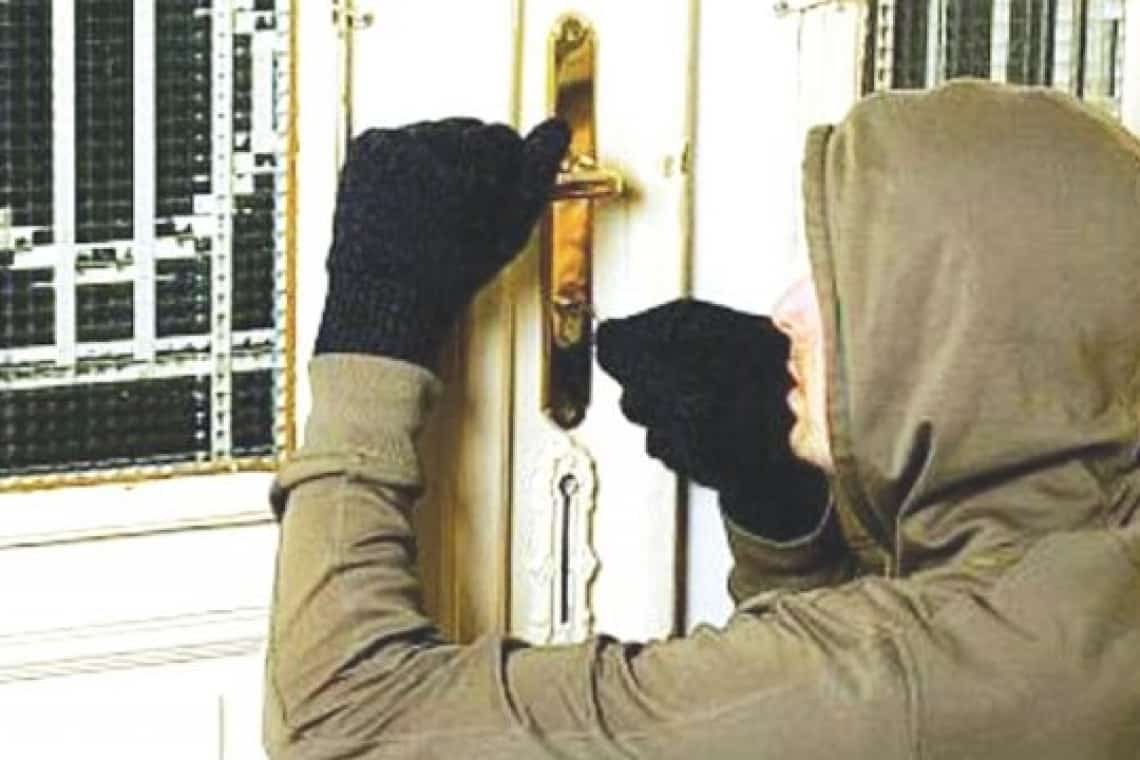 Adolescenți din Breaza, depistați după ce ar fi furat dintr-o locuință 2.300 de euro. Ce și-au cumpărat cu banii