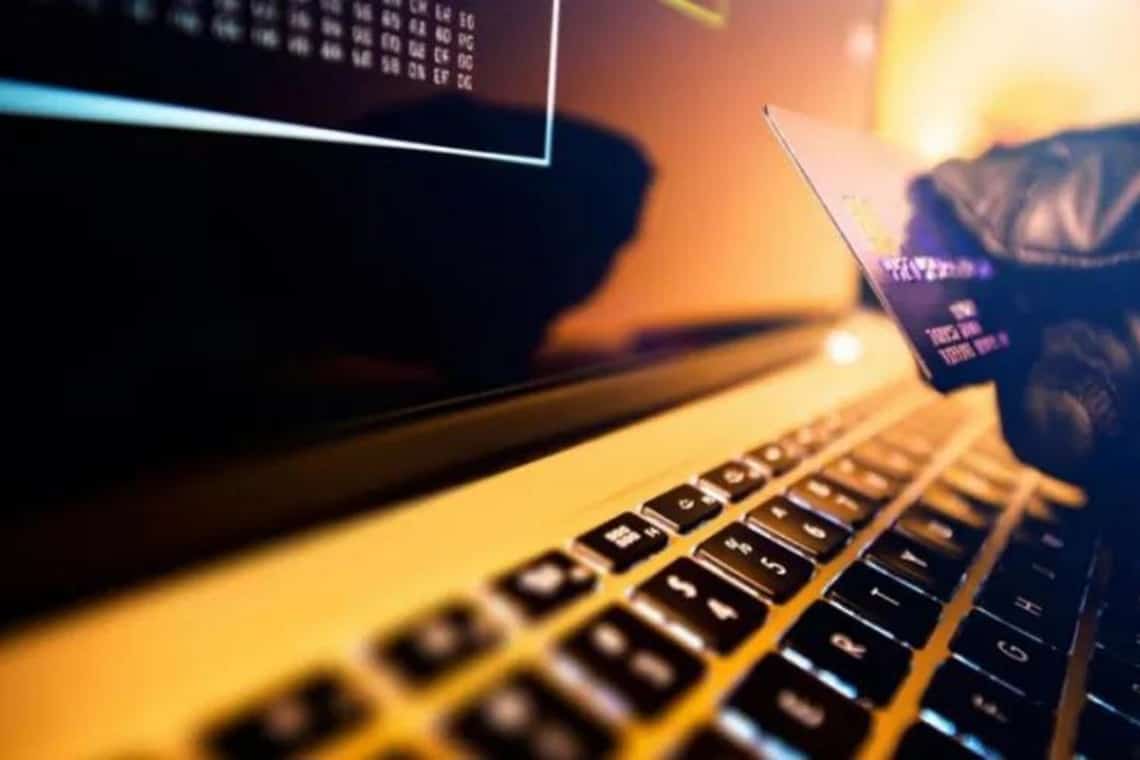 Atenție la falșii angajați ai băncilor care solicită transferul banilor în alte conturi! Ce recomandă Poliția Română