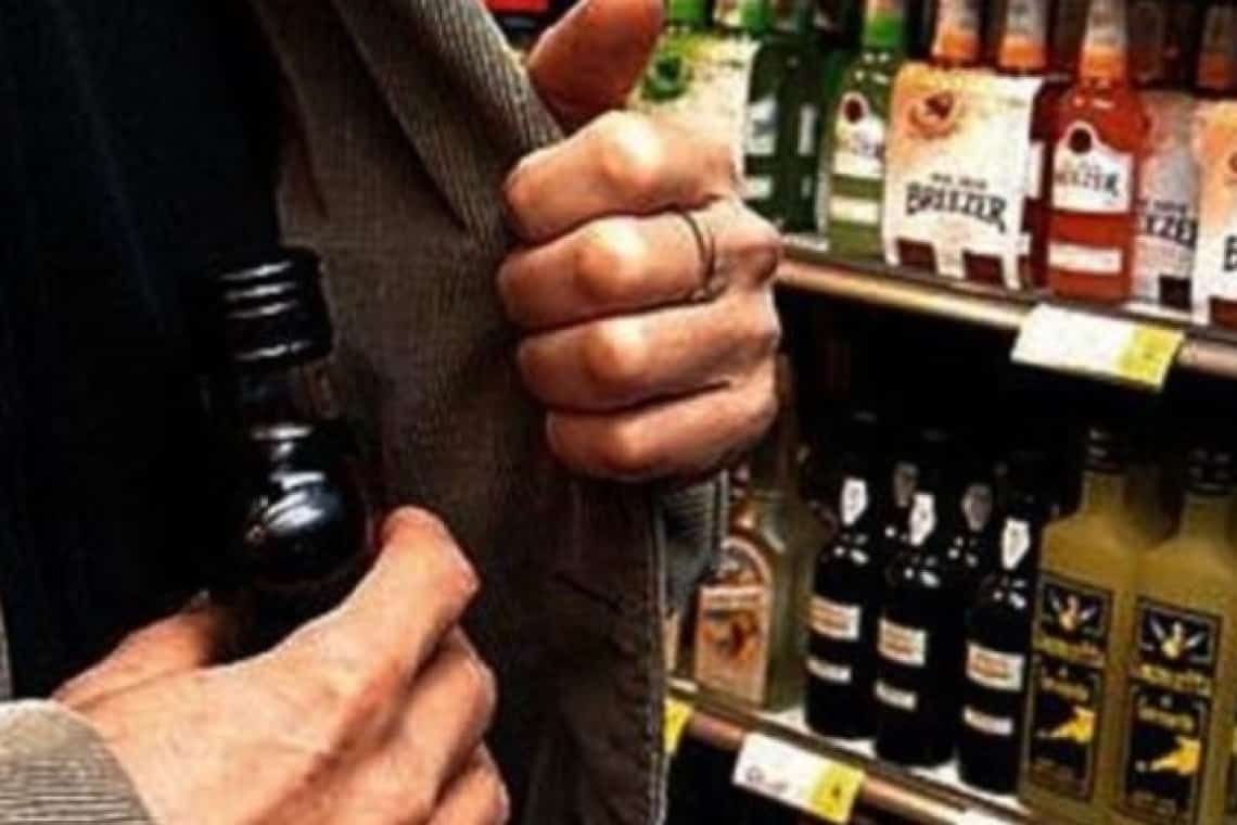 Un ploieștean beat a furat, de două ori într-o zi, băutură și alimente dintr-un supermarket. A treia oară a fost prins!