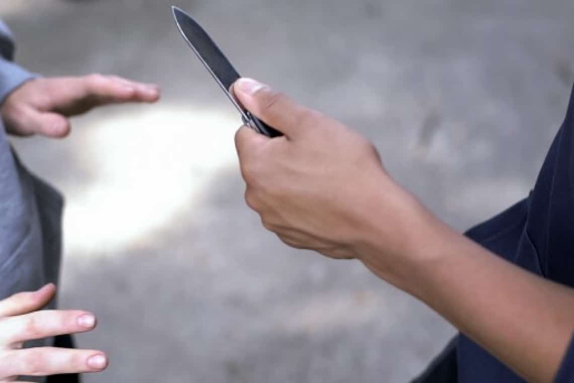 Trei minori, cercetați de polițiștii prahoveni după ce au tâlhărit un tânăr, sub amenințarea unui cuțit!