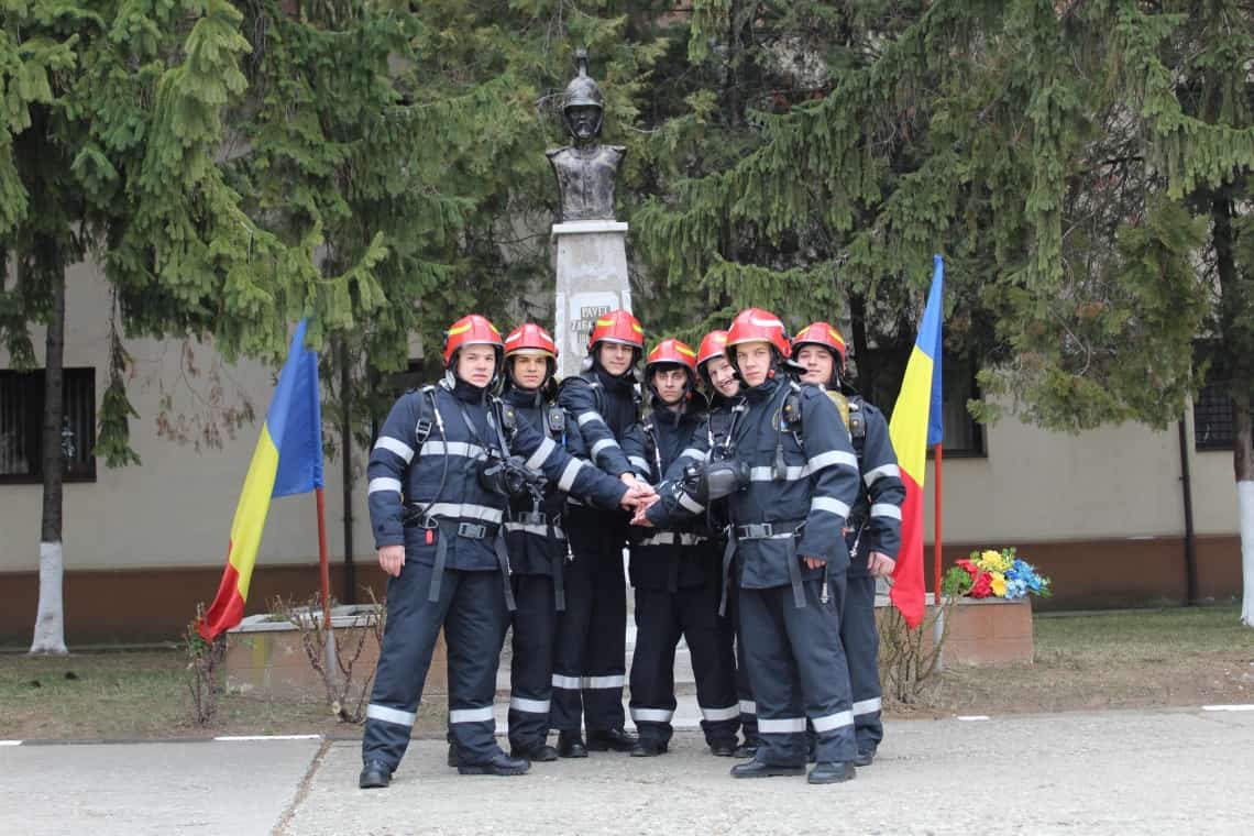 Șapte elevi ai Școlii de Pompieri de la Boldești, campioni la karate și kickboxing!