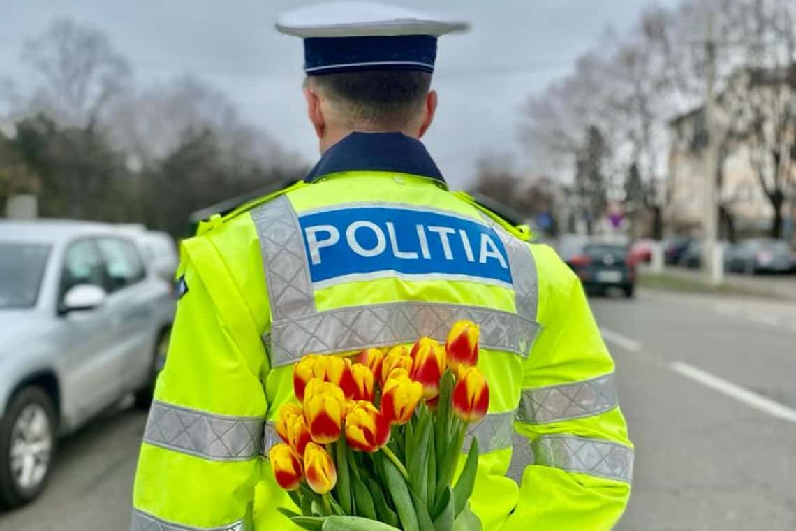 Femeile din trafic, ”amendate” de polițiști cu flori și mărțișoare, de 1 Martie!