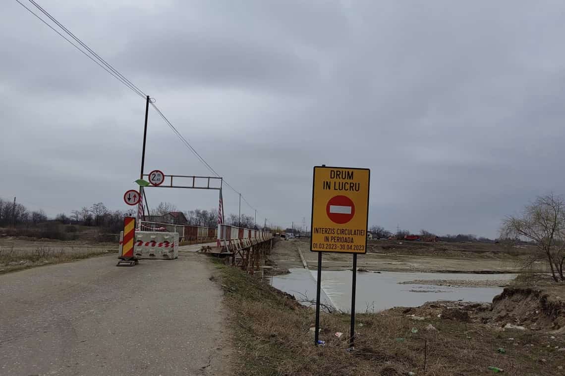 Galerie foto/ Podețul metalic de la Pantazi, peste râul Teleajen, s-a închis pentru lucrări de modernizare. Ce surpriză îi așteaptă pe șoferi, după reparații!