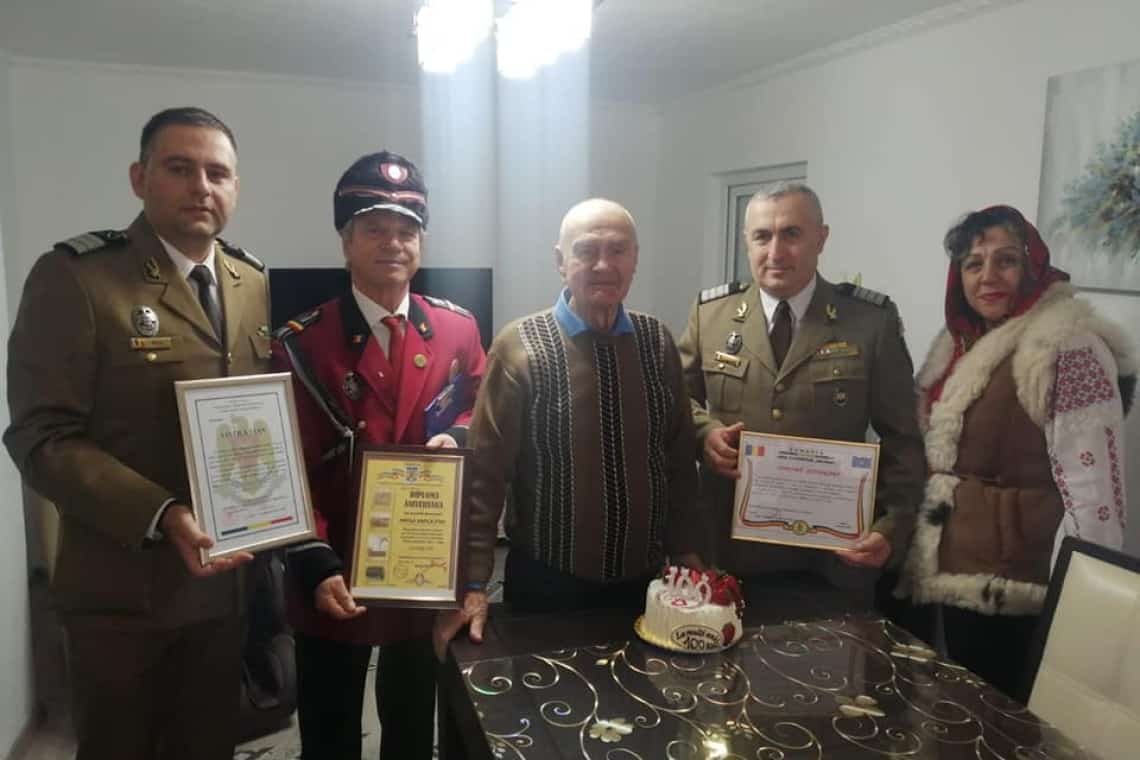Băicoi/ Veteranul de război Stan Vintilă a împlinit 100 de ani. Ce distincție a primit la aniversare