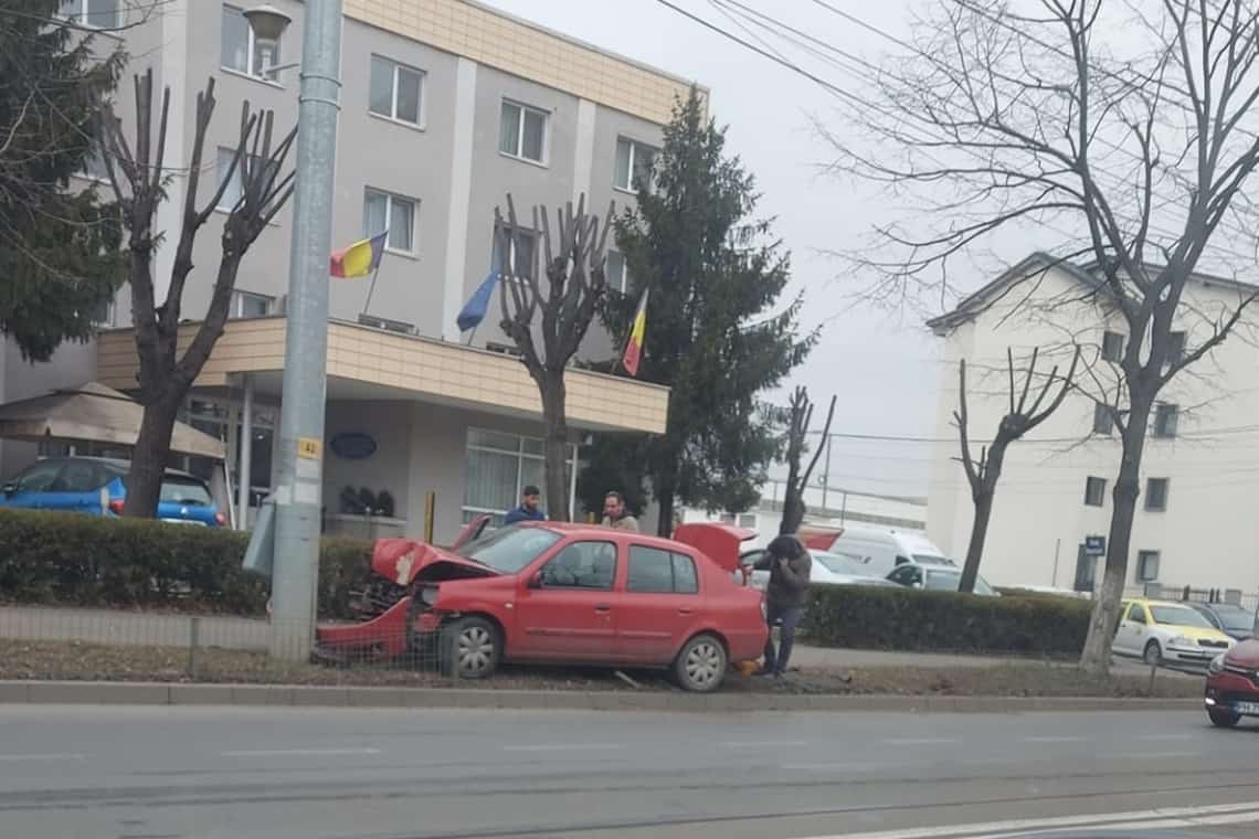 O șoferiță a intrat cu autoturismul într-un stâlp, pe Șoseaua Vestului din Ploiești