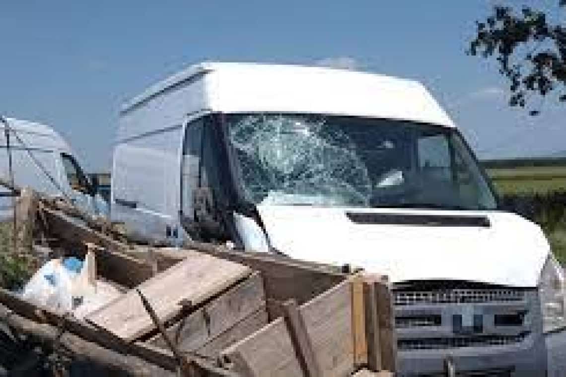 Accident între un camion plin cu cărămidă și o căruță, în comuna Ștefești