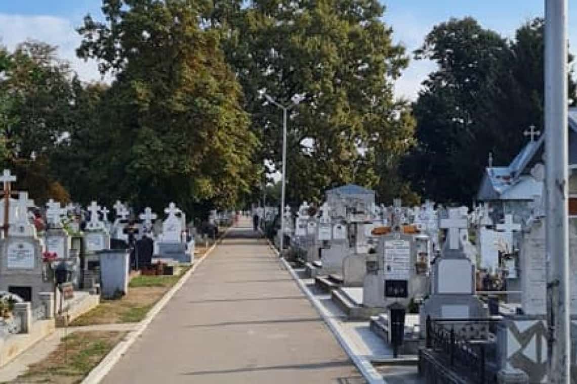 Un adolescent din Ploiești, reținut pentru exhibiționism printre mormintele din cimitir!