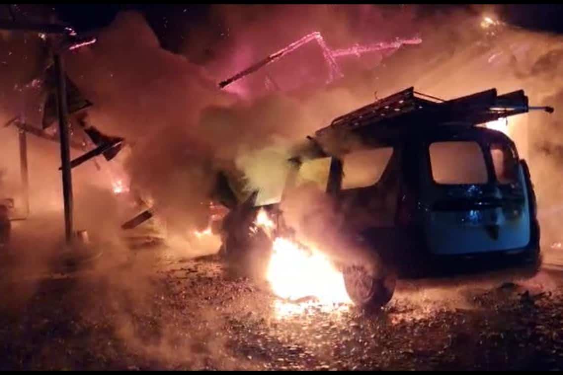 Service auto din Vălenii de Munte, cuprins de flăcări, noaptea trecută