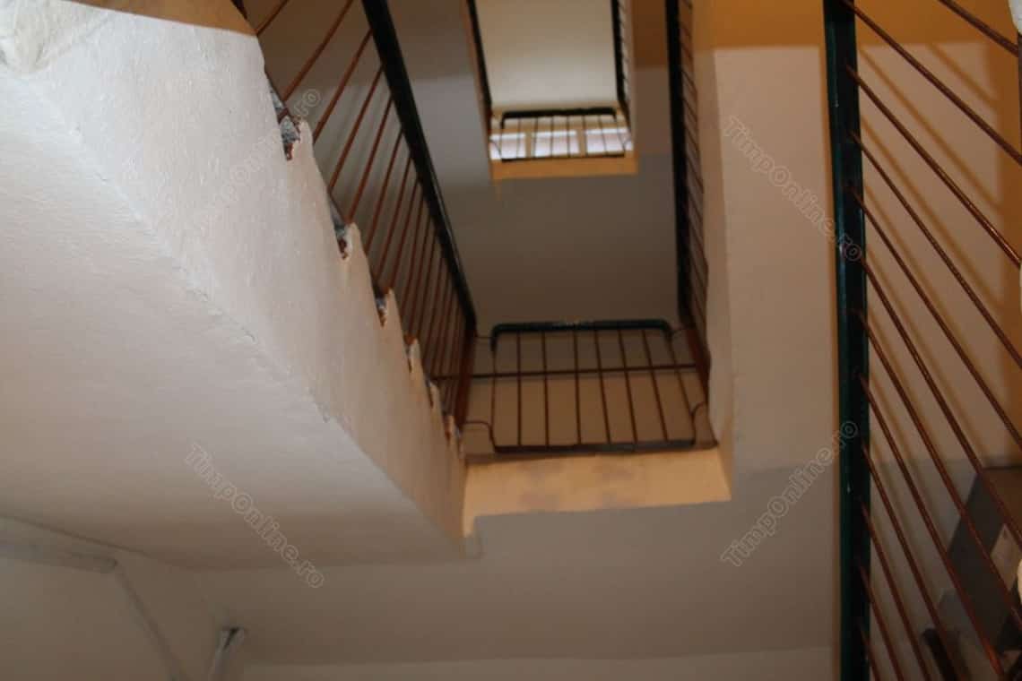 Update/ Un bărbat din Ploiești a căzut de la etajul patru al blocului, pe casa scării, până la parter. Este în stare critică