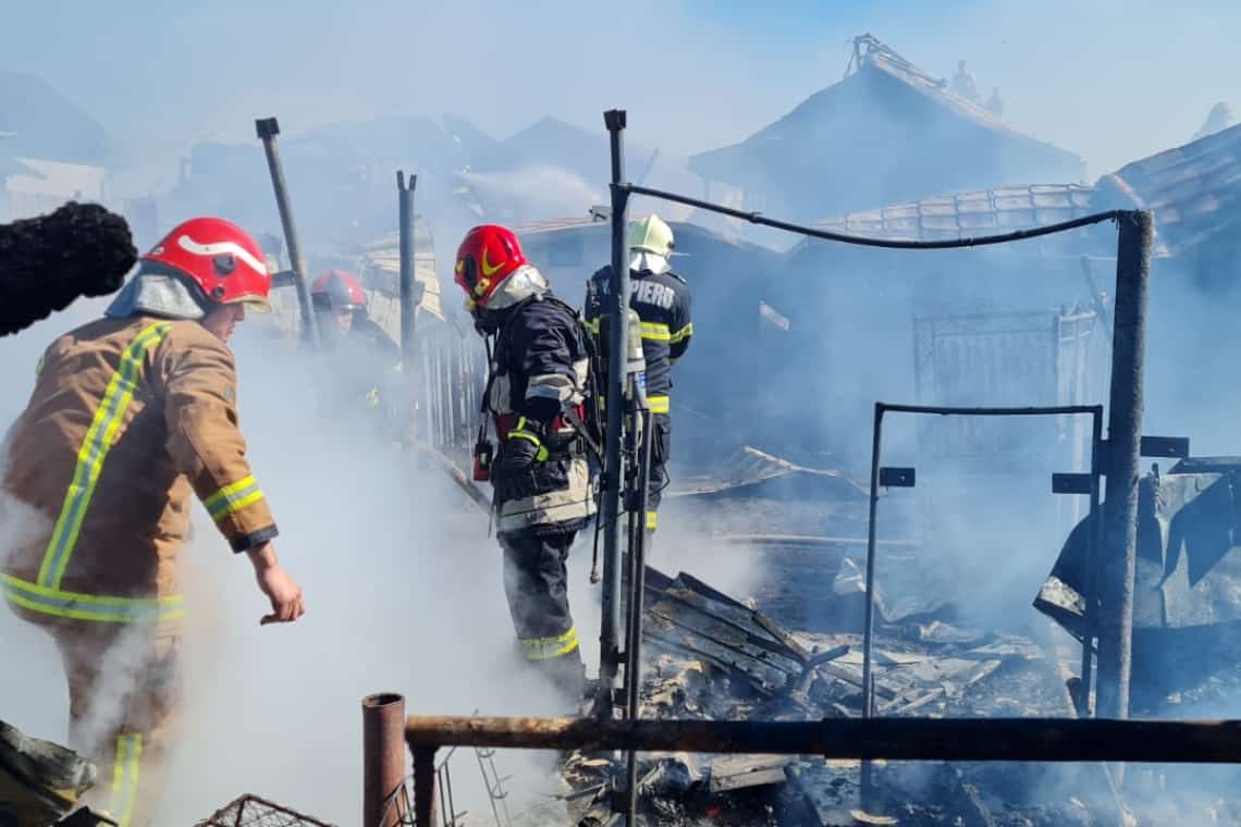 Incendiu uriaș în Filipeștii de Târg. Mai multe gospodării afectate de flăcări/ Video