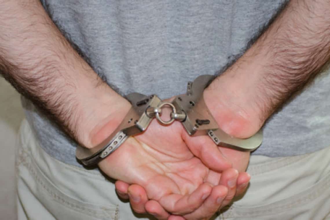 Tupeu de hoț: un câmpinean a intrat într-o curte, la furat, în miezul zilei! Proprietarul l-a dat pe mâna poliției