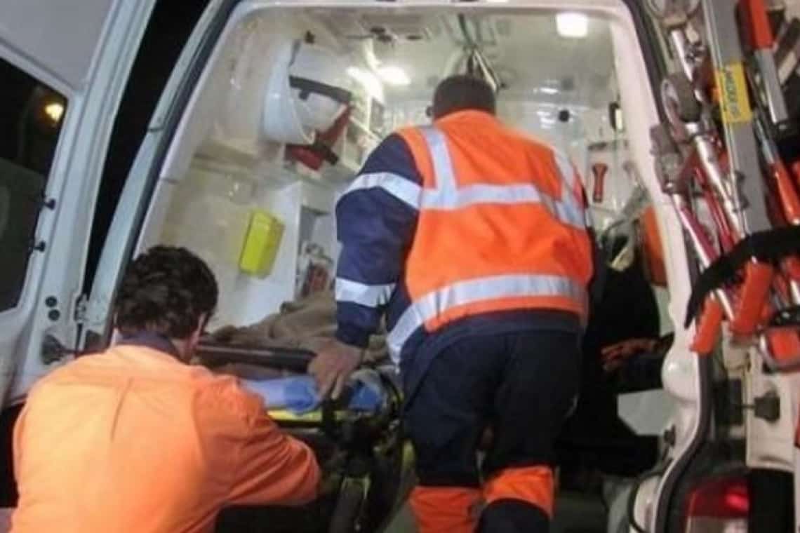 Doi prahoveni au ajuns la spital după ce s-au bătut, în propria casă, cu un bărbat venit în vizită