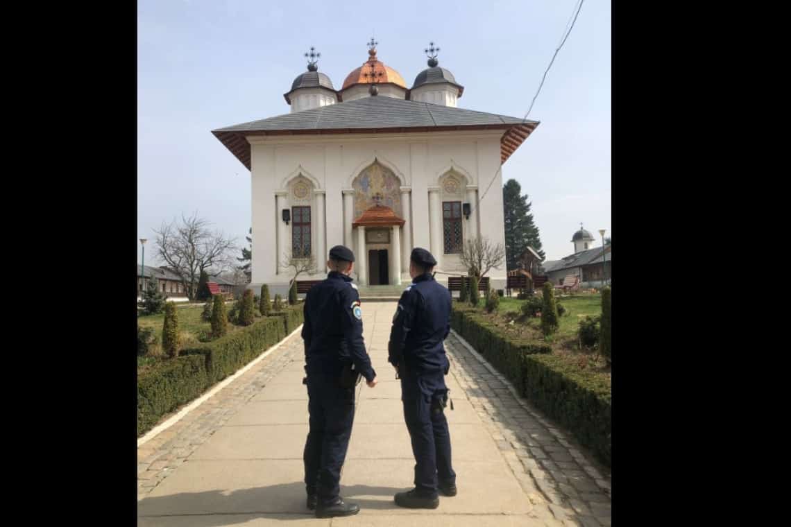 Nemărginită e Grădina Domnului! Un tânăr se dădea nevăzător și cerșea în curtea mănăstirii ca să aibă bani la pariuri!