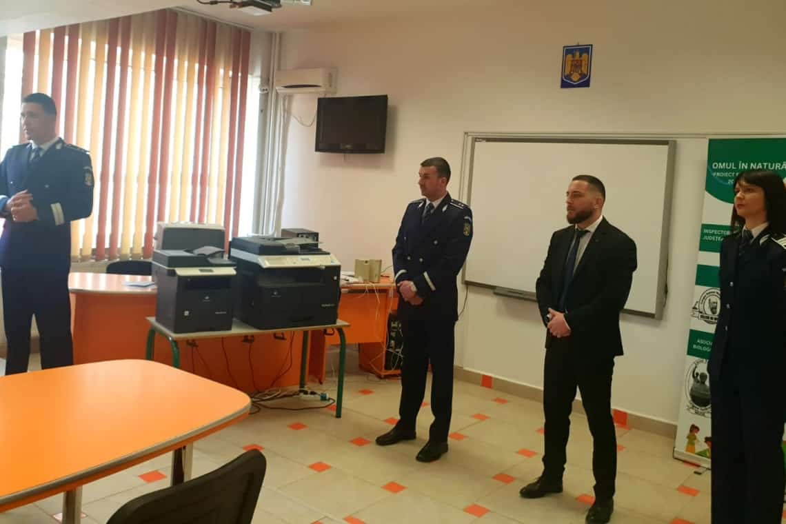 Video/ Polițiștii prahoveni își promovează profesia în școlile din județ