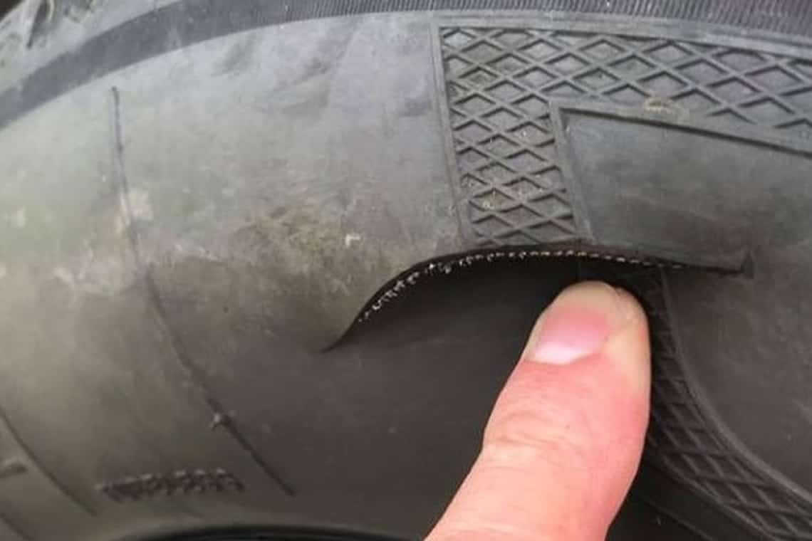 Bărbat din Ceptura, reținut după ce a înțepat anvelopele mașinii nepotului său