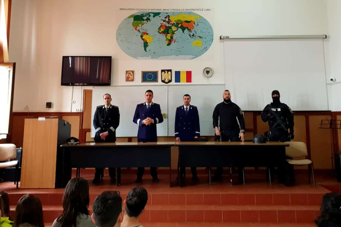 Cu ”mascații”, în licee din Ploiești și Câmpina!