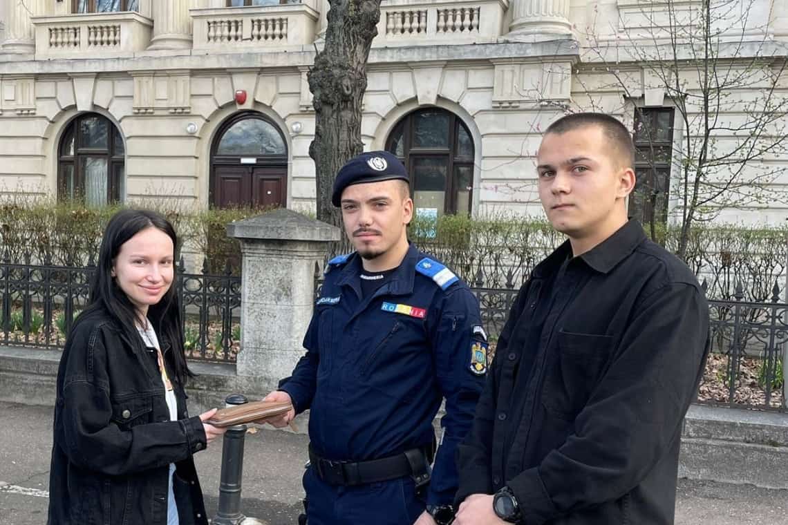 O tânără din Ploiești a avut noroc: un jandarm de la Gruparea Mobilă Ploiești i-a găsit portofelul cu bani și acte! Și, bineînțeles, i l-a și restituit!