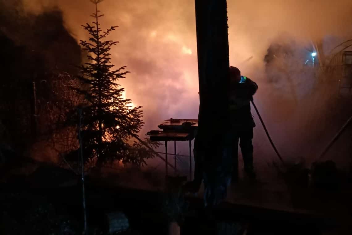 O casă și o anexă au fost cuprinse de un incendiu, în comuna Plopu, noaptea trecută