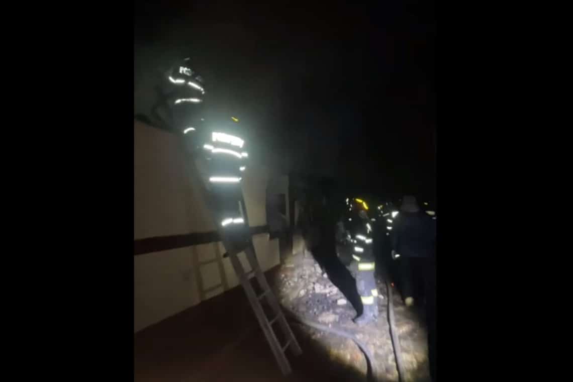 Două case și mai multe anexe, cuprinse de flăcări în comuna Lapoș, noaptea trecută