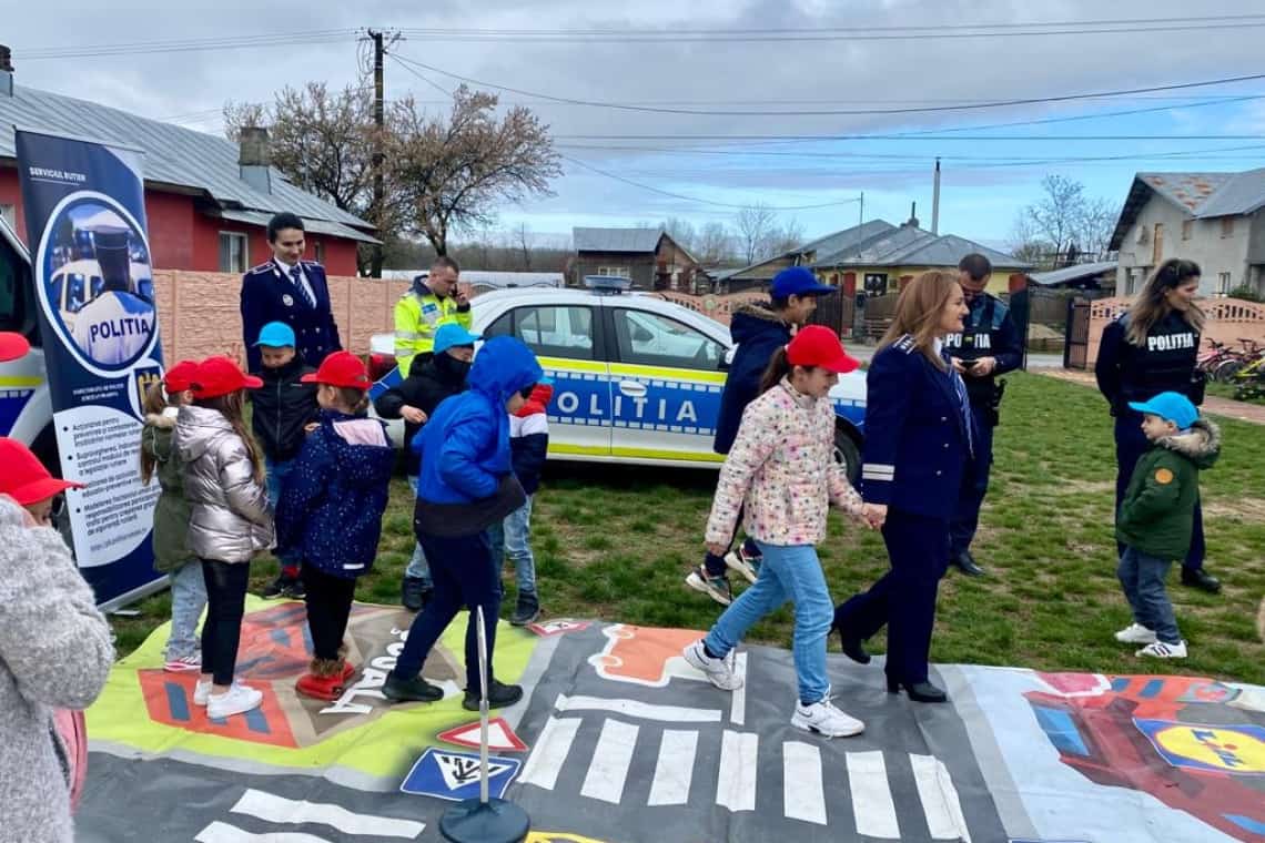 Elevii Școlii Zănoaga - comuna Dumbrava, vizitați de polițiști și de iepurașul de Paște!