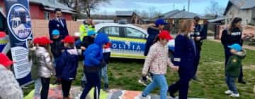 Elevii Școlii Zănoaga - comuna Dumbrava, vizitați de polițiști și de iepurașul de Paște!
