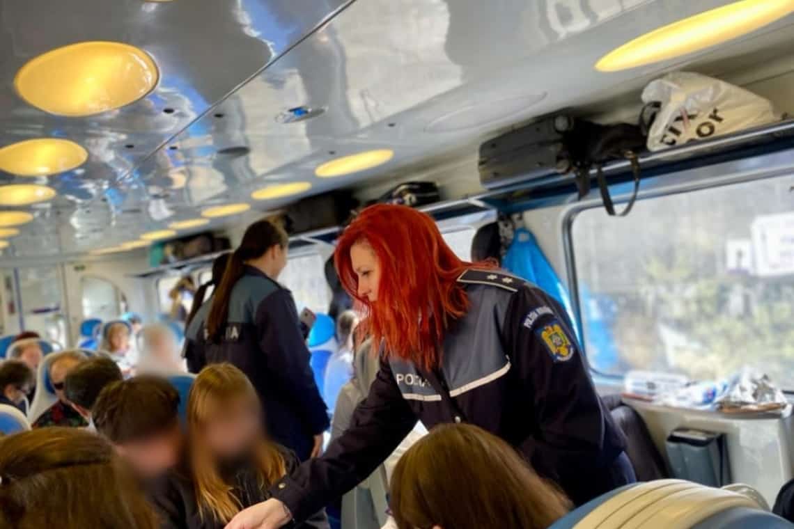 Campanie de informare/ Polițiștii prahoveni au mers cu trenul, alături de călători, pe ruta Ploiești-Sinaia