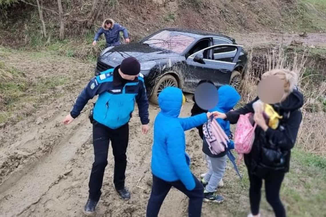 Familie cu trei copii, din Capitală, scoasă din noroiul unui drum forestier de jandarmi și pompieri